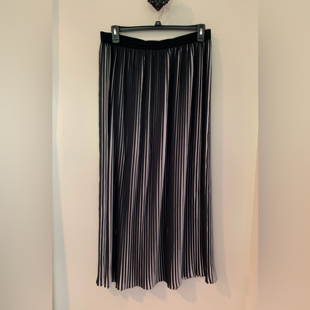 Peter Nygard black white pleated skirt. Size large.